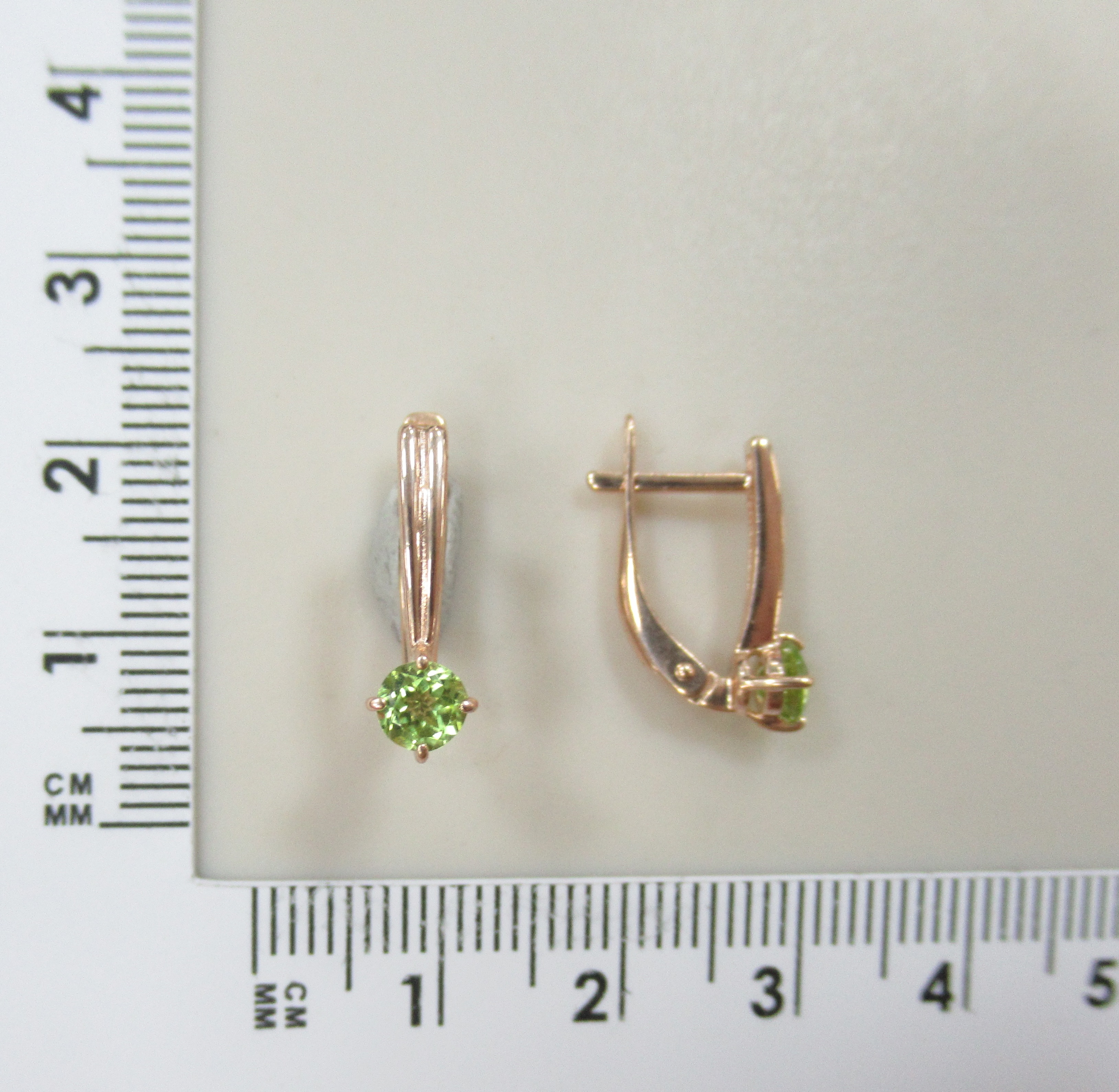 Серебряные серьги с хризолитами